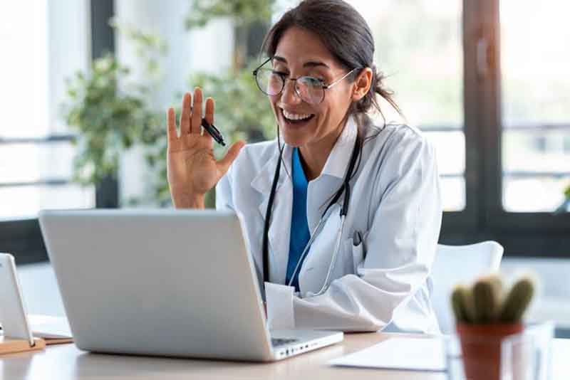 Vantagens e desvantagens de consultar um médico online